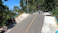 Foto: Jembatan Minaesa, Kecamatan Wori, Kabupaten Minahasa Utara, Sulawesi Utara (Sulut) merupakan ruas jalan menuju destinasi pariwisata super prioritas (DPSP) Likupang. Jalan amblas itu hingga hanya bisa dilintasi kendaraan bermotor. (Trisno Mais/detikcom)