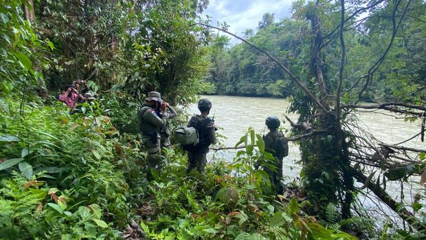 Jembatan Papua Pegunungan yang putus membuat empat orang jatuh ke sungai. Tiga anggota Polri masih hilang dan satu prajurit TNI ditemukan meninggal dunia.