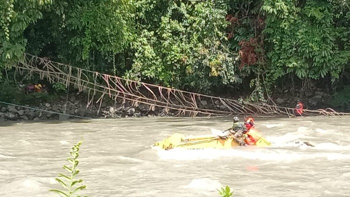 Jembatan Papua Pegunungan yang putus membuat empat orang jatuh ke sungai. Tiga anggota Polri masih hilang dan satu prajurit TNI ditemukan meninggal dunia.