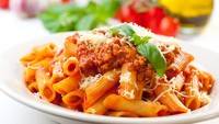 Pasta populer lainnya adalah penne. Bentuknya memanjang yang bagian ujungnya terbuka. Pasta jenis ini cocok disajikan dengan beragam cara, bisa dimasak dengan saus bolognese ataupun dipanggang. Foto: Getty Images/iStockphoto