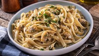 Linguine juga salah satu pasta berupa spaghetti yang populer. Sekilas mirip seperti kwetiau, namun bahan dan teksturnya berbeda. Linguine biasanya dipadukan dengan saus krim atau seafood. Foto: Getty Images/iStockphoto