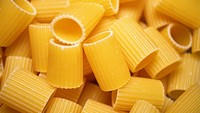 Rigatoni adalah pasta yang mirip seperti penne. Hanya saja ukurannya lebih lebar dan pendek. Pasta ini cocok dipadukan dengan saus yang penuh sayuran atau dipanggang menjadi gratin. Foto: Getty Images/iStockphoto
