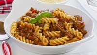 Pasta berbentuk spiral ini dinamakan fusilli. Fusilli cocok dihidangkan dengan saus daging yang kaya rasa. Pasta ini juga bisa dipanggang menjadi casserole atau pasta bakes. Foto: Getty Images/iStockphoto