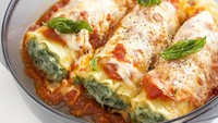 Cannelloni, pasta ini berbentuk seperti penne namun berukuran besar. Pasta ini biasanya diberikan isian, seperti daging atau sayuran. Cocok dipadukan dengan saus marinara dan tambahan mozzarella. Foto: Getty Images/iStockphoto