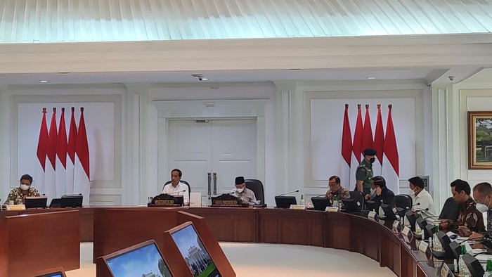 Jokowi-Maruf Kumpulkan Para Menteri di Istana,