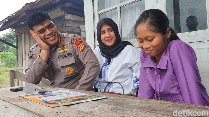 Kabid Humas Polda Riau Kombes Sunarto saat menemui Mita di rumah sang nenek jelang keberangkatan ke Jambi