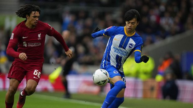 Brighton's Kaoru Mitoma, right, is challenged by Liverpool's Trent Alexander-Arnold during the FA Cup 4th round soccer match between Brighton and Hove Albion and Liverpool at the Falmer Stadium in Brighton, England, Sunday, Jan. 29, 2023. (AP Photo/Alastair Grant)