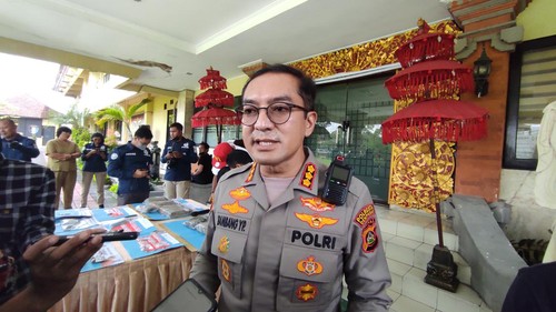 Kapolresta Denpasar Kombes Bambang Yugo Pamungkas memberikan keterangan mengenai perkembangan kasus kematian mahasiswi Australia Niamh Finneran Loader di kantornya, Senin (30/1/2023). (I Wayan Sui Suadnyana/detikBali)