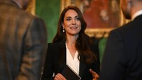 7 Gaya Kate Middleton Meeting di Kastil Windsor Pakai Alexander McQueen
