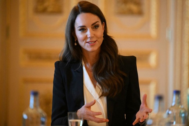 Saat meeting di Kastil Windsor, Kate Middleton bergaya elegan dengan setelan dari rumah mode favoritnya Alexander McQueen. Foto: Daniel Leal - WPA Pool/Getty Images