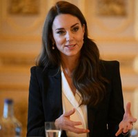 Saat meeting di Kastil Windsor, Kate Middleton bergaya elegan dengan setelan dari rumah mode favoritnya Alexander McQueen. Foto: Daniel Leal - WPA Pool/Getty Images