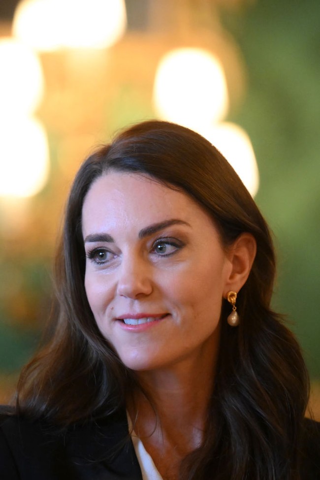 Untuk aksesori, Kate Middleton menggunakan anting mutiara emas dari brand Shyla London. Foto: Daniel Leal - WPA Pool/Getty Images