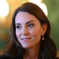 Untuk aksesori, Kate Middleton menggunakan anting mutiara emas dari brand Shyla London. Foto: Daniel Leal - WPA Pool/Getty Images