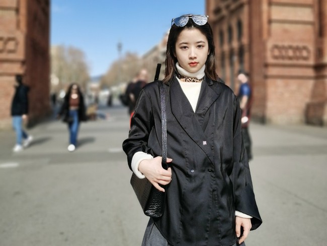 Dalam video yang sudah dilihat lebih dari 160 juta kali di Weibo, Kate terlihat seperti wanita yang glamour karena berdandan cantik, berpakaian stylish, sering liburan dan bersosialisasi, juga melakukan kegiatan outdoor. Bagi sebagian orang tampaknya gadis seperti Kate tidak mungkin pintar dalam pendidikan. Padahal ia masuk Universitas Oxford di usia 16 tahun. Foto: Dok. Weibo