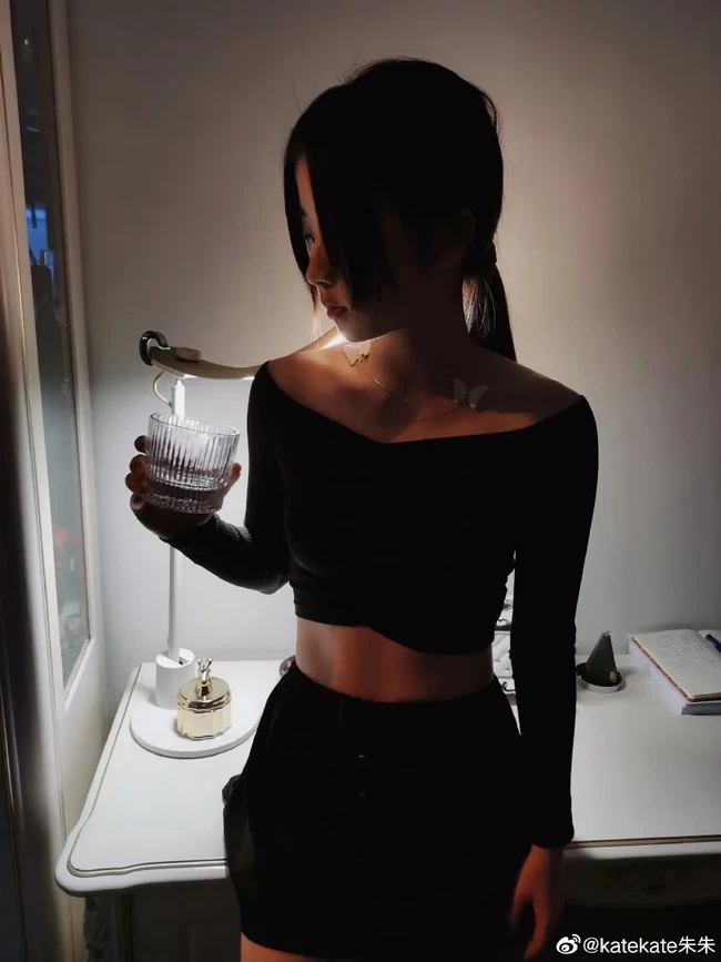 Bukan asal tulis, rekam jejak prestasi Wenqi Zhu sendiri bisa dilihat di LinkedIn dan situs Oxford. Wanita 28 tahun itu pun tertulis pernah bekerja di kantor JP Morgan di Hong Kong pada 2014 dan Goldman Sachs dari 2017 sampai 2019.  Foto: Dok. Weibo