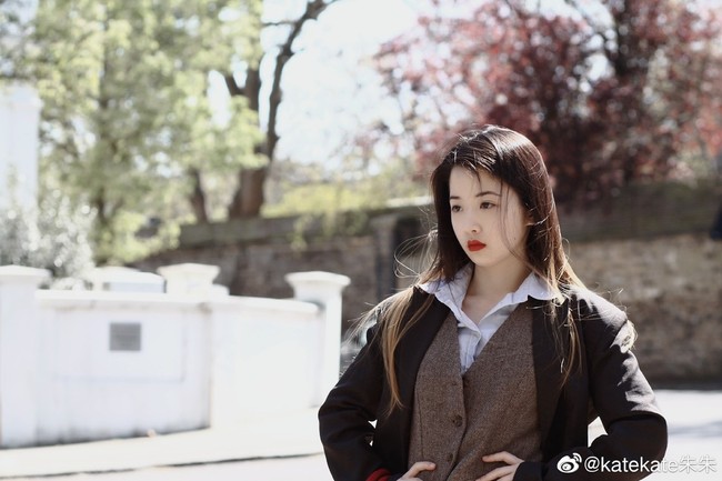 Seorang wanita bernama Kate Zhu Wenqi lulus dari Universitas Oxford pertengahan tahun lalu. Tak hanya sukses masuk perguruan tinggi elite dunia, ia keluar dengan nilai tertinggi di jurusan matematika. Foto: Dok. Weibo