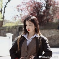 Seorang wanita bernama Kate Zhu Wenqi lulus dari Universitas Oxford pertengahan tahun lalu. Tak hanya sukses masuk perguruan tinggi elite dunia, ia keluar dengan nilai tertinggi di jurusan matematika. Foto: Dok. Weibo
