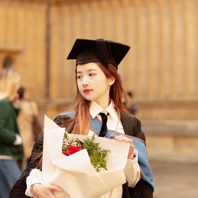 Kate pun bicara mengenai pengalaman tidak menyenangkan itu. Ia mengaku cukup terpengaruh dengan pendapat netizen di internet dan mengalami berbagai emosi setelah lulus universitas. Wanita asal China tersebut kecewa banyak orang memandangnya sebelah mata hanya karena penampilan. Foto: Dok. Weibo