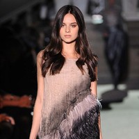 Katy Louise Saunders pernah menjadi pemeran utama serial televisi ‘Follow Your Dreams’ pada 2011. Serial itu mengikuti kisah istri Song Joong Ki sebagai office girl yang bercita-cita jadi penari balet.  Foto: Getty Images