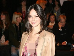 8 Fakta Katy Louise Saunders, Wanita Bule yang Dinikahi Song Joong Ki