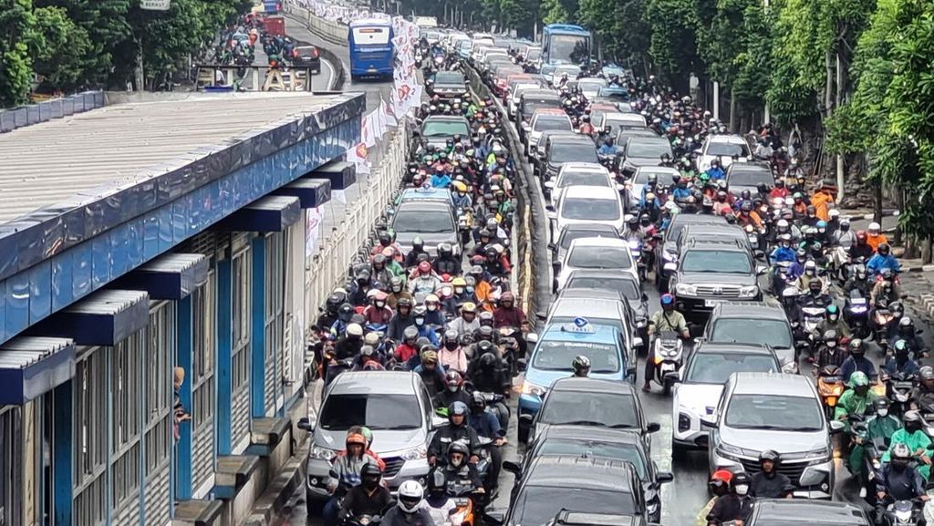 Mampang Arah Kuningan Jaksel Macet Parah, Mobil-Motor Terobos Jalur TransJ