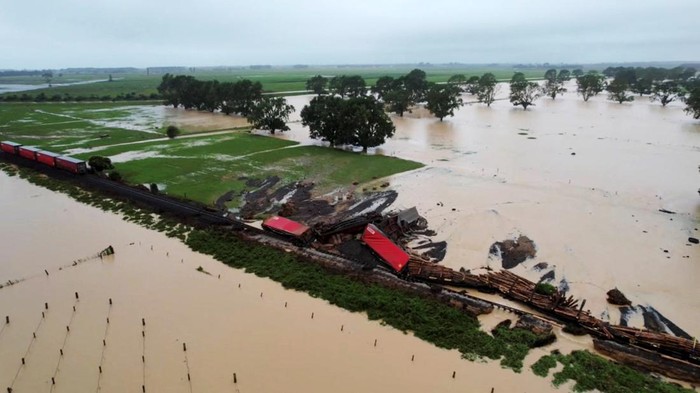 Kereta Tergelincir Akibat Banjir di Selandia Baru Banjir dan tanah melanda Selandia Baru beberapa hari terakhir ini. Selain menggenangi rumah dan jalanan, banjir juga mengakibatkan kereta tergelincir di Te Puke.
