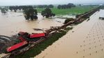 Kereta Tergelincir Akibat Banjir di Selandia Baru