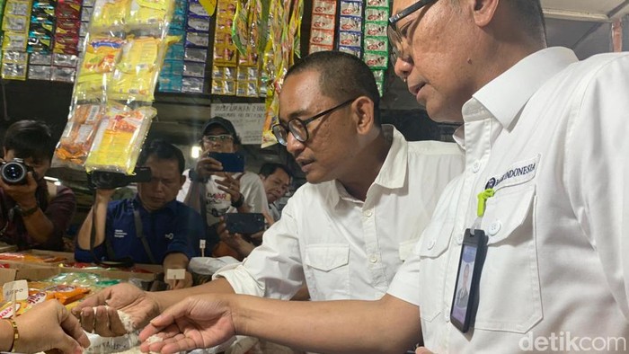Ketua KPPU Medan bersama Deputi Bank Indonesia Kpw Sumut saat sidak beras di Pasar Petisah Medan. (Kartika/detikSumut)