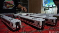 Kunto melakukan riset lebih dulu untuk membuat setiap model KA. Data-data KA ia kumpulkan dengan beragam cara, mulai dari cetak biru dari produsen KA, survei ke TMII, Museum Ambarawa, berselancar di internet, membaca buku-buku sejarah, hingga mengandalkan ingatan masa kecilnya. Foto: Enggran Eko Budianto/detikJatim