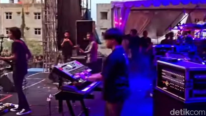 Konser Fiersa Besari di Pekanbaru diwarnai insiden genset dan lampu panggung pecah.