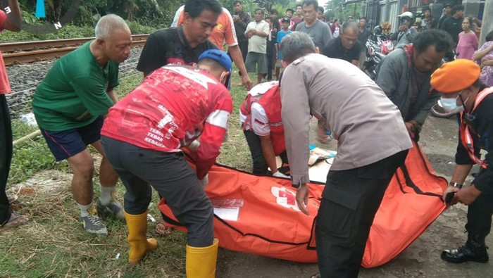 Korban dievakuasi tertabrak di KA kargo di Malang