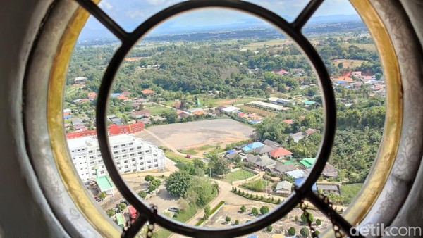 Pemandangan dari atas bangunan Wat Huay Pla Kang.