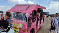 Mobil pengantar traveler yang berkunjung ke Kuil Wat Huay Pla Kang di Chiang Rai, Thailand.