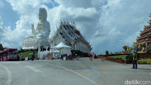 Kuil Wat Huay Pla Kang diyakini membawa berkah sehat dan keuangan bagi siapa pun yang berdoa di sana. Daya tarik utamanya adalah patung besar Guan Yin.