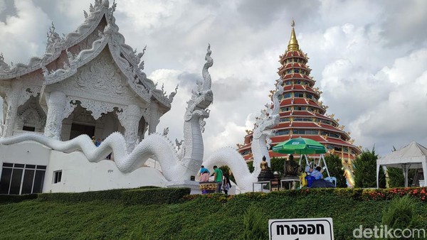 Kuil Wat Huay Pla Kang berawal dari kantor biksu kecil dan dirancang oleh seorang biksu bernama Phra Ajarn Phob Chok. Dan berkembang pesat selama 4 tahun terakhir.