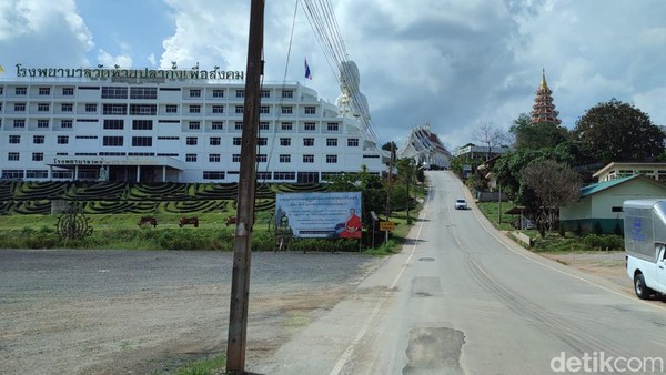 Wat Huay Pla Kang terletak di puncak gunung yang dikelilingi oleh deretan perbukitan hijau di jantung Kota Chiang Rai. Bangunan di depan ini adalah rumah sakit bagi warga lokal yang kurang mampu. Wat Huay Pla Kang terletak di puncak gunung yang dikelilingi oleh deretan perbukitan hijau di jantung Kota Chiang Rai. Bangunan di depan ini adalah rumah sakit bagi warga lokal yang kurang mampu.