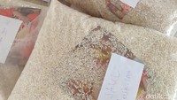 Beras jadi salah satu keunikan di Wat Huay Pla Kang. Traveler dapat menyumbangkan satu pak beras berisi sekitar 5 kilogram dengan harga 100 baht.