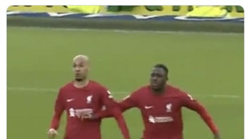 Kok malah jagain rekan satu tim sih. Foto: Twitter