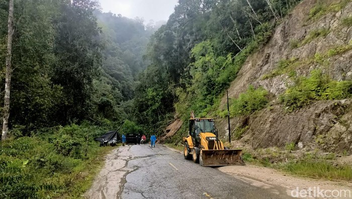 Longsor di kawasan Sungai Penuh, Jambi.
