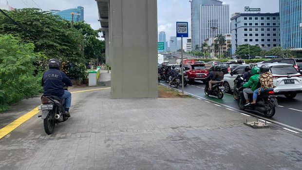 Macet di Jalan Gatot Subroto pada Senin (30/1/2023)/Mulia-detikcom