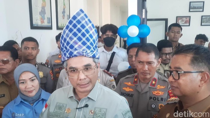 Wamentan usai meresmikan pembangunan renovasi Kantor Stasiun Karantina Pertanian Kelas II Sulbar di Mamuju