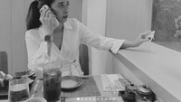 Berpose candid, begini gaya Marchella FP saat menikmati hidangan di sebuah kafe, Terlihat ia memesan makanan Jepang. Foto: Instagram @marchellaFP