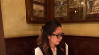 Seperti pada momen yang satu ini, Marchella FP mampir ke sebuah restoran. Restorannya unik, memiliki suasana yang  klasik dengan nuansa coklat. Foto: Instagram @marchellaFP