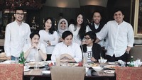 Ini adalah momen makan bersama Marchella FP bersama keluarga. Mereka menikmati makanan yang ada di The Cafe di Hotel Mulia, Jakarta. Foto: Instagram @marchellaFP