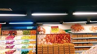 Selain itu, ada juga keseruannya saat berbelanja di sebuah supermarket. Tepat di rak buah dan sayur, Marchella FP mengabadikan momennya. Foto: Instagram @marchellaFP