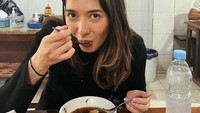Terakhir ada momennya saat makan bakso di warung Bakso Pak Kumis yang legendaris. Posenya saat makan bakso ini pun mencuri perhatian netizen. Foto: Instagram @marchellaFP
