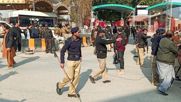 Masjid di Pakistan Dibom, 17 Orang Tewas Men move an injured victim, after a suicide blast in a mosque, at hospital premises in Peshawar, Pakistan January 30, 2023. REUTERS/Khuram Parvez