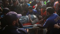 Juru bicara Rumah Sakit Lady Reading di Peshawar, Mohammad Asim, menuturkan pihaknya menerima sedikitnya 90 korban luka-luka dari insiden itu. Disebutkan bahwa beberapa korban luka kini dalam kondisi kritis.