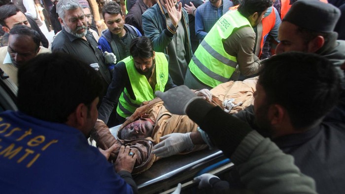 Masjid di Pakistan Dibom, 17 Orang Tewas Men move an injured victim, after a suicide blast in a mosque, at hospital premises in Peshawar, Pakistan January 30, 2023. REUTERS/Khuram Parvez
