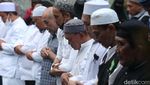Massa Aksi Bela Al-Quran Salat di Depan Kedubes Swedia